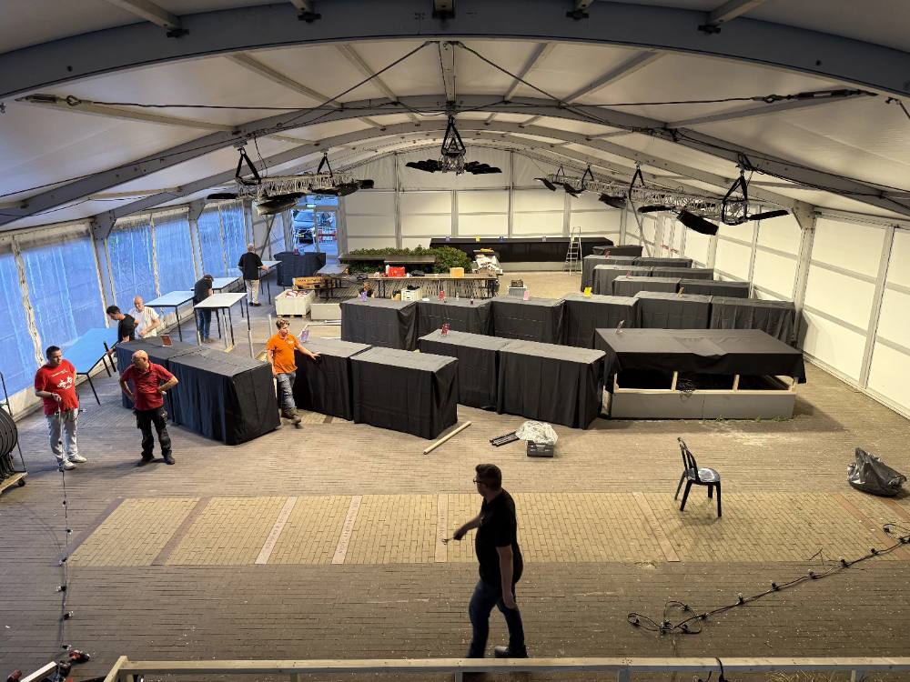 Evenemententent in opbouw