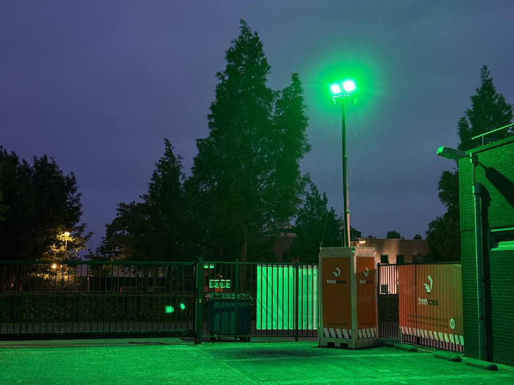 Afgesloten terrein bewaakt bij nacht